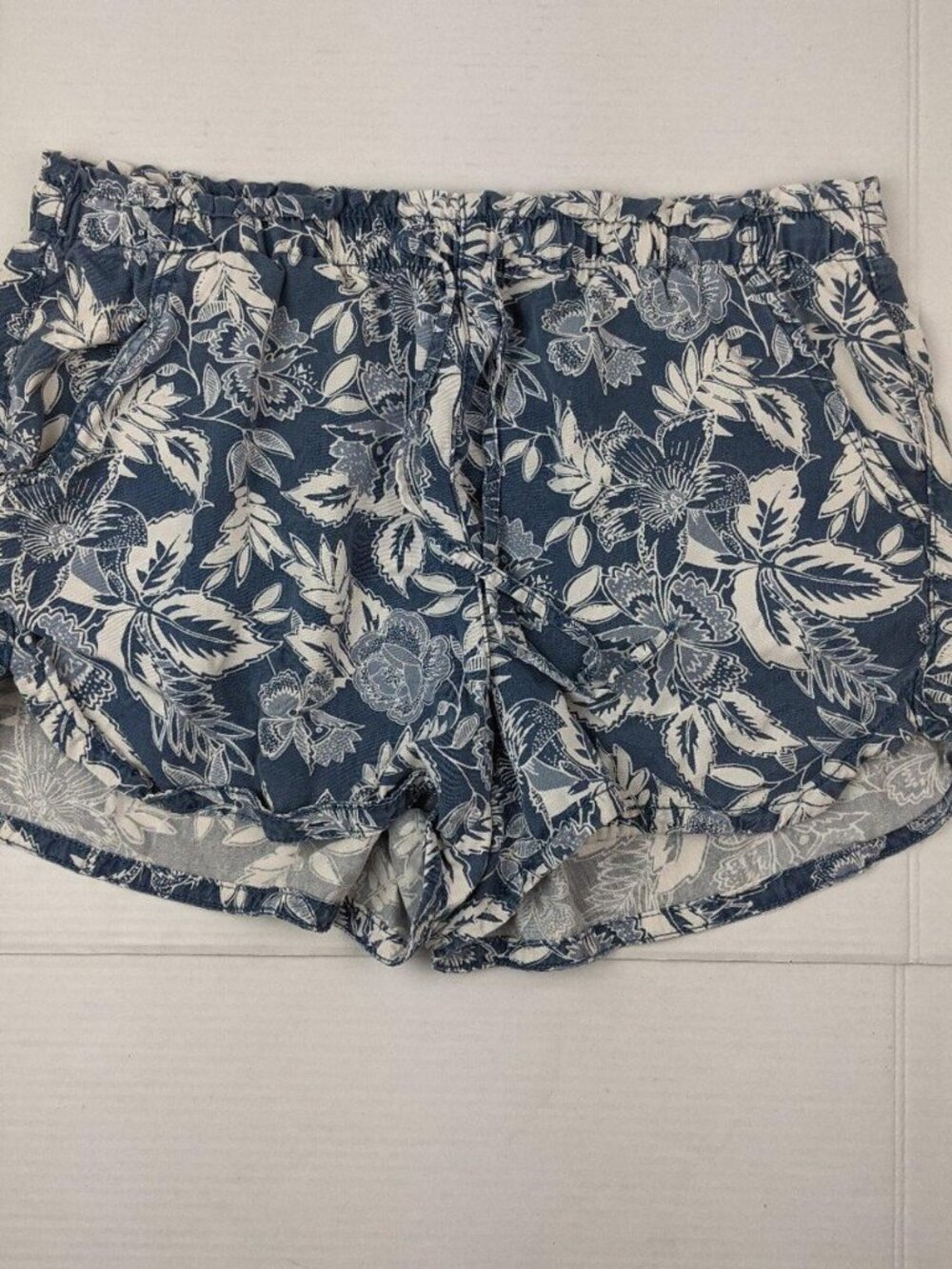 American Eagle Outfitters Tropical Beach Shorts - Large